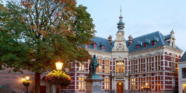 The meeting will be located at the University Hall in the city center
of Utrecht.